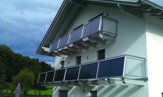 Großflächenkollektor am Balkon montiert